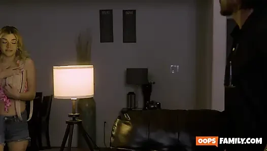 Küçük memeli seksi, minyon üvey kız kardeş, erkeğini memnun etmek için hazır, mini etekli eve dönüyor.