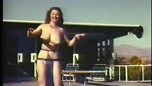 Bazı ateşli retro kızların dans edip kıyafetlerini çıkarlarını izleyin
