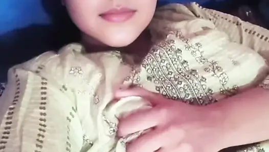 Guru panas dengan payudara besar dan memek sempit