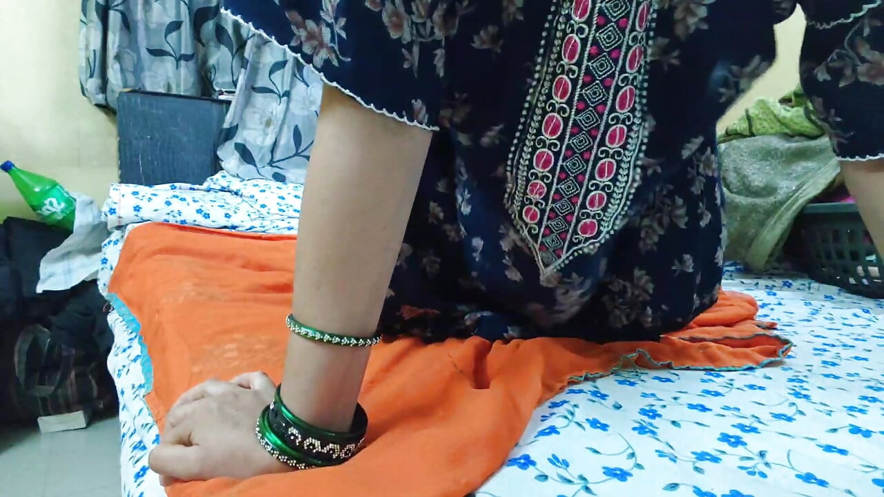 Bhabhi ko mc mai hi kondom laga kar choda