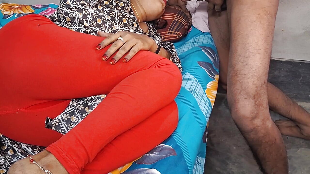 Üvey erkek kardeş üvey kız kardeşini sikiyor, üvey kız kardeş üvey erkek kardeşinin büyük yarağını gördükten sonra özür dileniyor