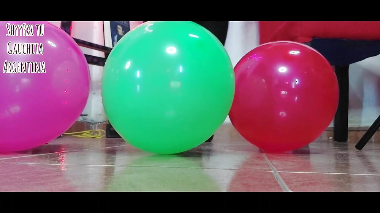 ShyyFxx esfrega e chupa balões com sua bunda!