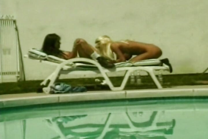 Platin büyük memeli porno yıldızları havuz başında dildo paylaşıyor