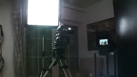 Sarışın orta yaşlı seksi kadın oğlan onu filme aldıkça büyük bir yarağı emiyor