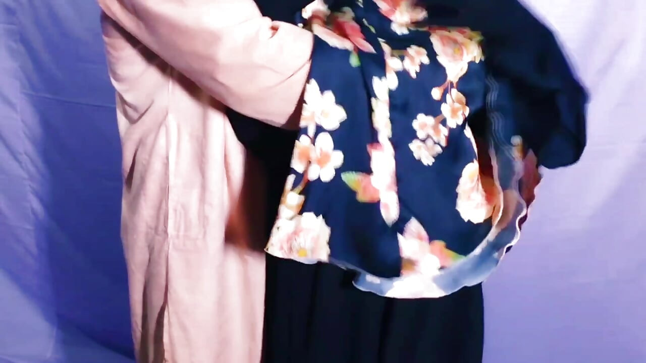 美麗的孟加拉女人穿罩袍與情人玩得開心