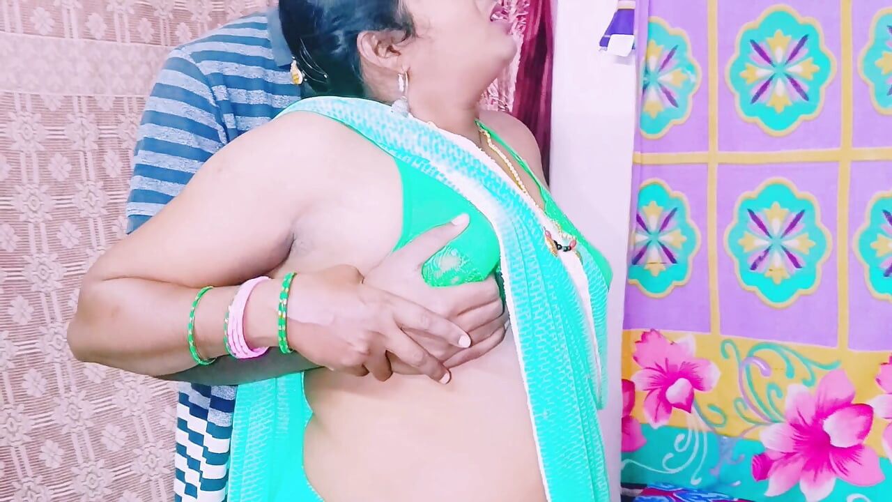 Seksi büyük götlü üvey anne üvey oğlunun büyük uzun yarağının tadını çıkarıyor. Telugu edepsizce konuşuyor.