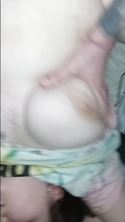 Un mari me regarde baiser sa femme