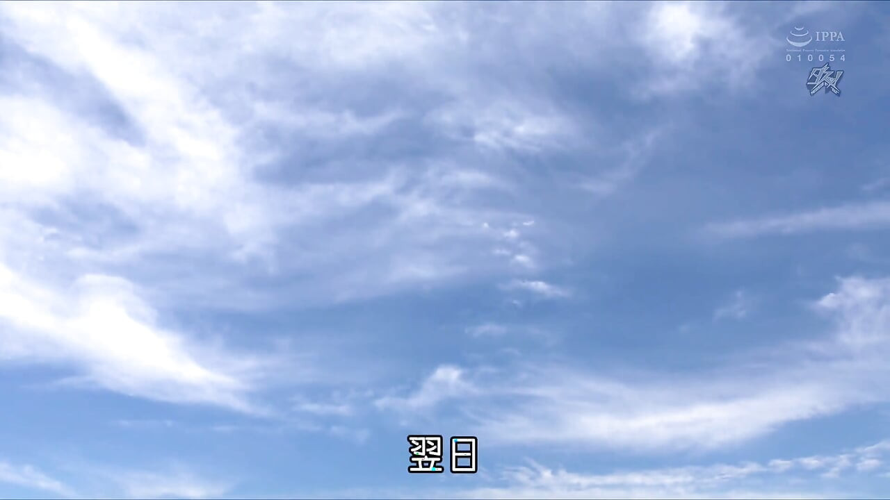 即使在向一个皮肤白皙的丰满女人射精后, 他也没有结束勃起. 第2部分