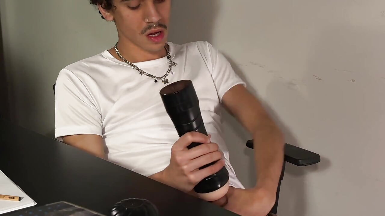 The Boss Is Outraged When He Catches the Employee Masturbating During Work Hours and Wasting Milk