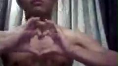 Un mec malaisien musclé se branle