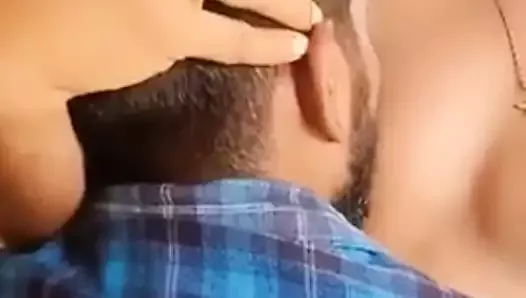 Un gay indien nourrit un mec avec ses seins