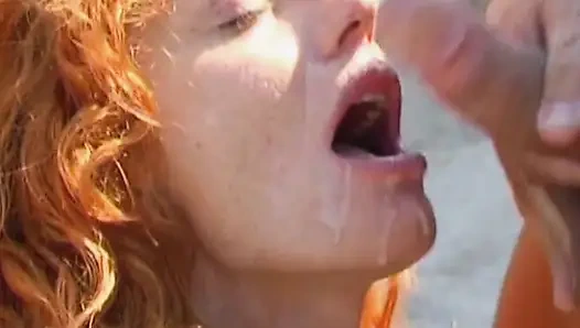 Perfekte französische dame musste zwei schwänze am strand befriedigen