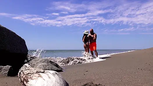 Ateşli latin plajda sikiliyor