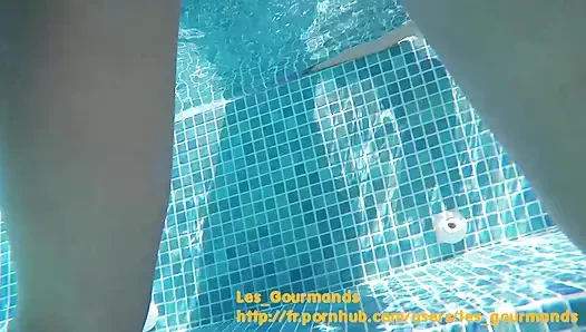 Трахаться в бассейне в Греции с дилдо Rambone и большим кончанием