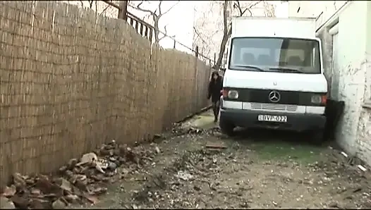 Ateşli genç kız amcık sikişi için iki adama katılıyor
