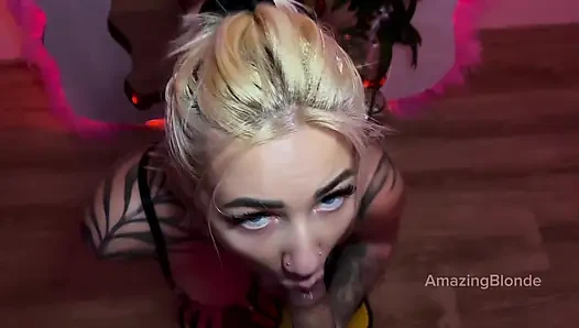 Seksi evli kadın derin emiyor ve ağzına boşalıyor. Aynada edepsiz sakso