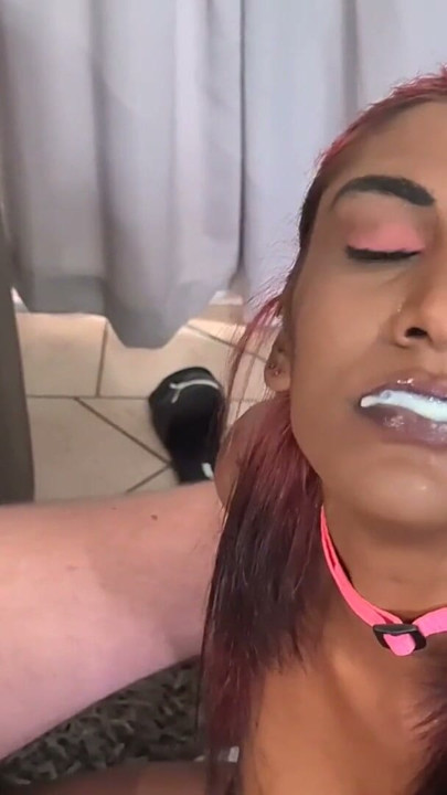 Indiaas meisje zuigt lul met haar handen geboeid achter haar rug, komt klaar in de mond, sperma doorslikken | Clip 3