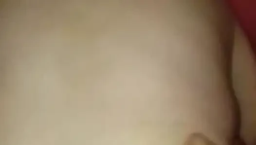 Pantat bahenol pelacur jalangku lagi asik ngentot memeknya sendirian