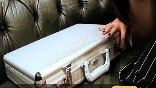 Freche lesbische büroszene-3 überschwängliche lesbische milfs testen ihre dildos im büro