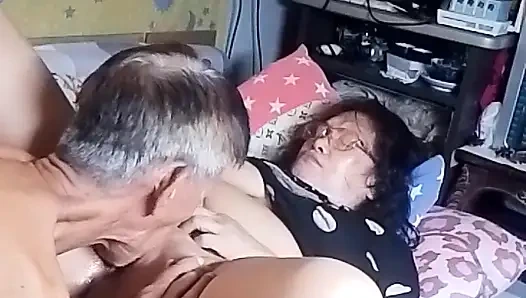 Birçok kez fışkırtıyor ve sikimden ve tounge'dan aldığı tatmini iyi hissediyor