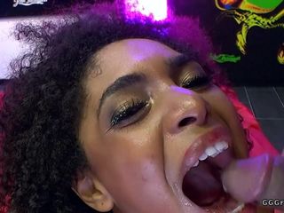 Spermă în gură și tratamente faciale pe negresă Luna Corazon