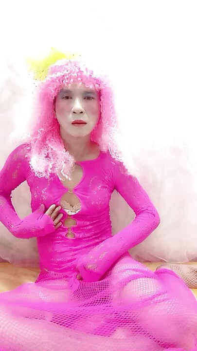 Oanh Le transgender w seksownej sukience robi sobie selfie