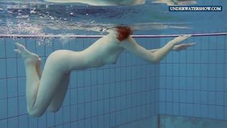 Lera adolescente bagnata in piscina