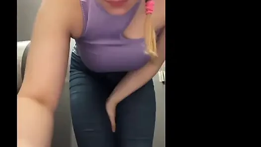 Masturbasi berisiko dengan dildo besar dan memek sempit