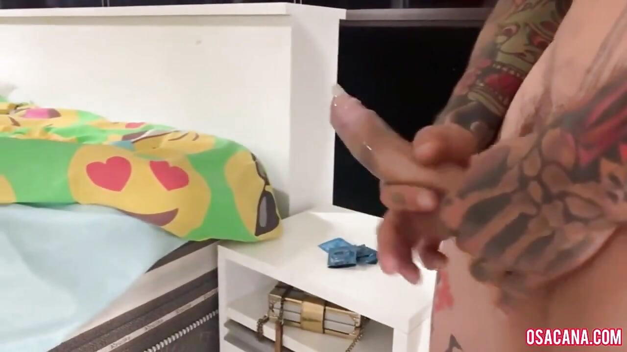 Tânără care își dă fundul în studioul de tatuaje