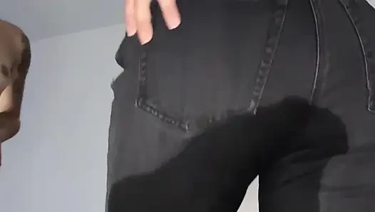 Omorashi mädchen benetzte ihre jeans absichtlich: ich wurde verzweifelt mit riesiger blasenbeule, um meine hose für dich zu pissen