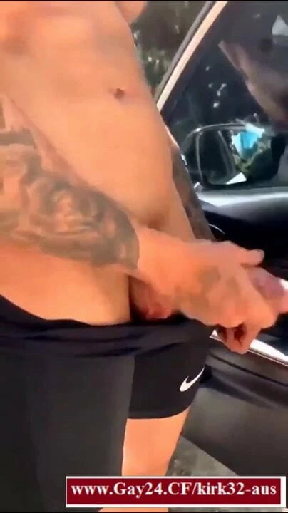 Australian with a huge dick jerks off at the Cruising spot