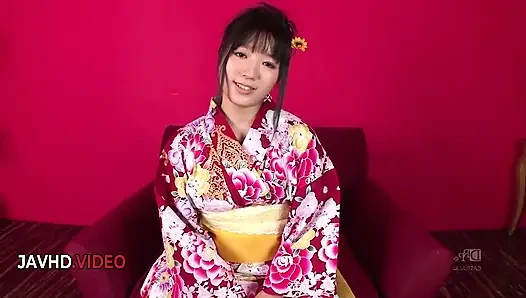 Rayuan kimono seksi Chiharu berakhir dengan threesome creampie Asia yang luar biasa