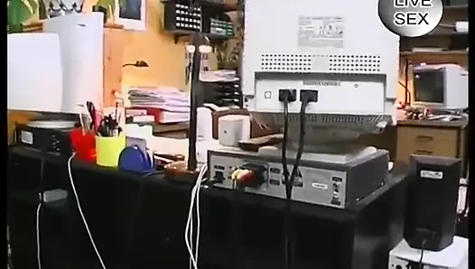 Memek jalang brunette solo bermain-main di casting