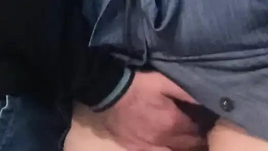 WOW!!! Cowok asing lagi asik mainin memek berbulunya