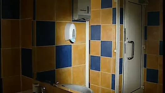 Büyük memeli edepsiz sarışın arkadan çok sert sikiliyor