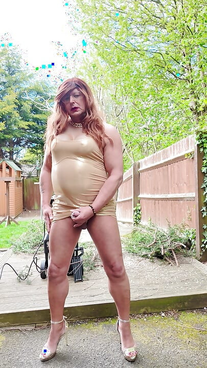 정원에서 골드 드레스와 힐을 신은 섹시한 크로스드레서 Kellycd20222