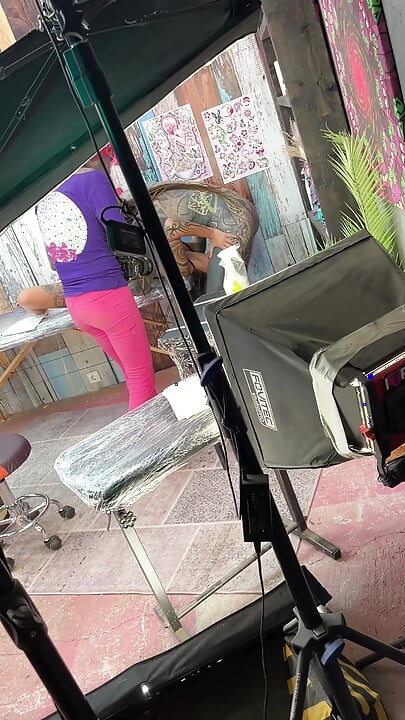 Kulissien takana Tattoo Studio - Lyhyt riskialtis leike