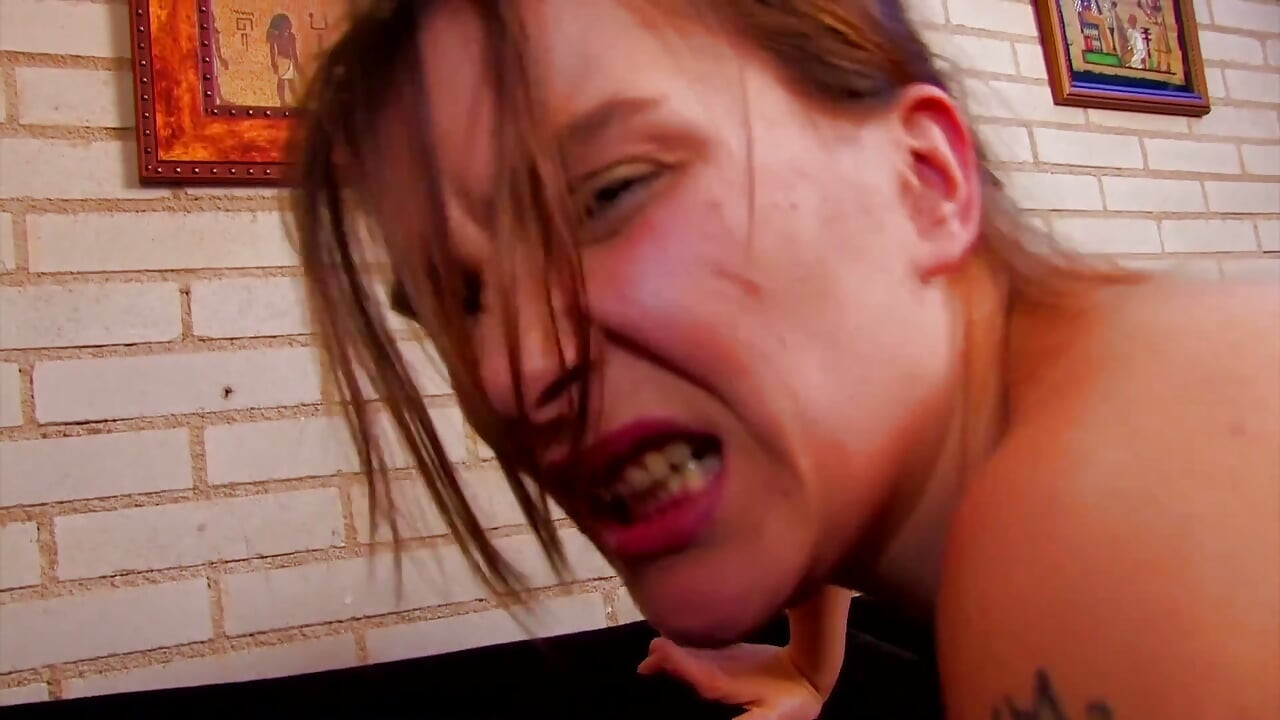 スタンドで裸で日光浴をキャッチ - 罰は角質ファックだった