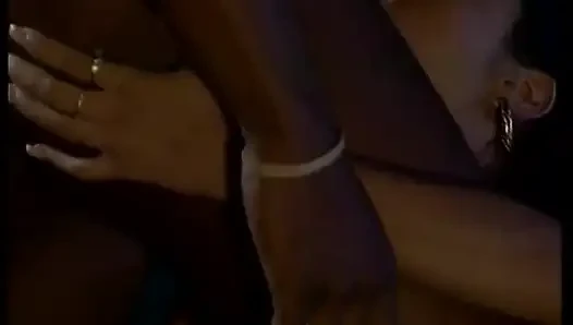 Lustvolles küken mit verbundenen augen würgt an einem mutierten schwanz und wird dann gefickt