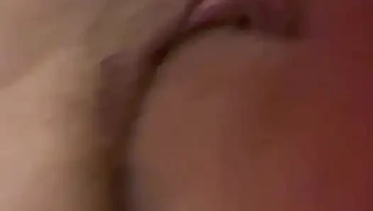 Yakın Çekim Kremsi Amcık Büyük Bir Dildoyla Sikişiyor