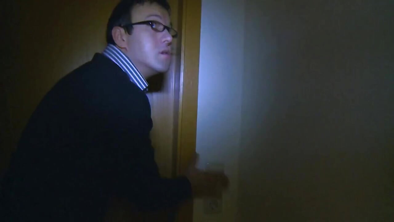 Sexy loira gata seduz cara com pau grande e fode