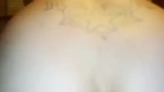 Женушку трахают и наполняют сливками