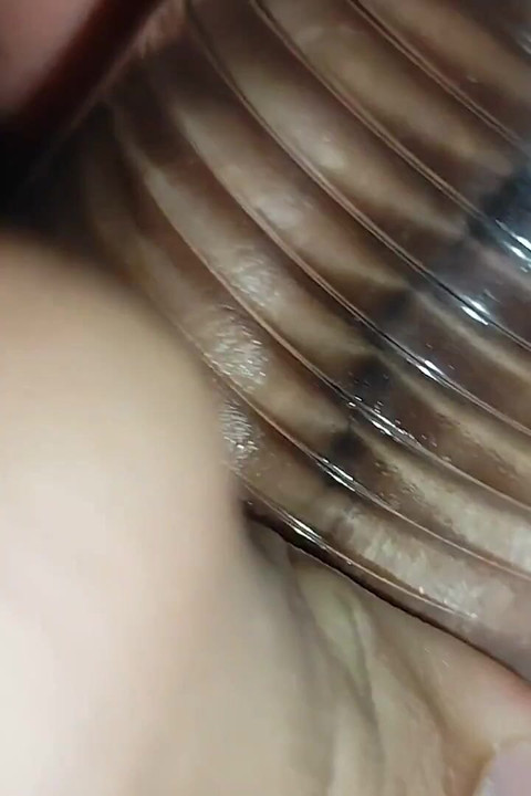 パパが檻の中のペニスに極限の圧力をかける