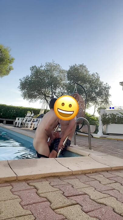 Petrecere la piscină și distracție pe scară