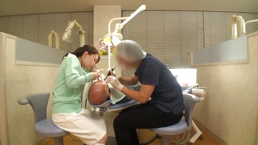 Elegantna zubna higijena naslanjanje izbliza