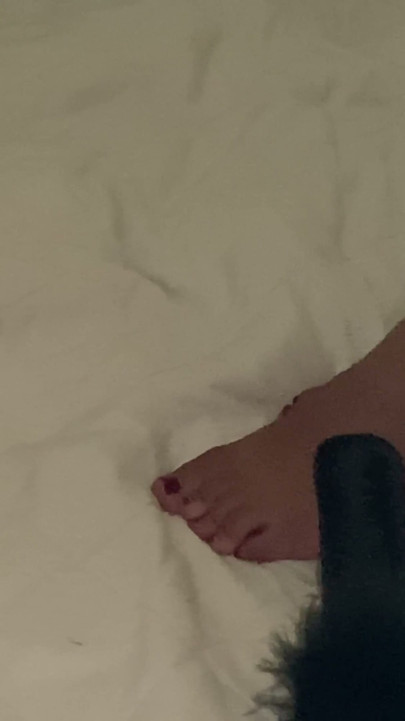 My fan wants to cum on cam and I make him cum licking my feet with red nail polish | Clip 1
