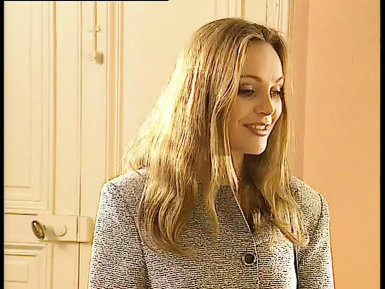 大奶子继母勾引继子 - 热辣的金发女郎加入3p