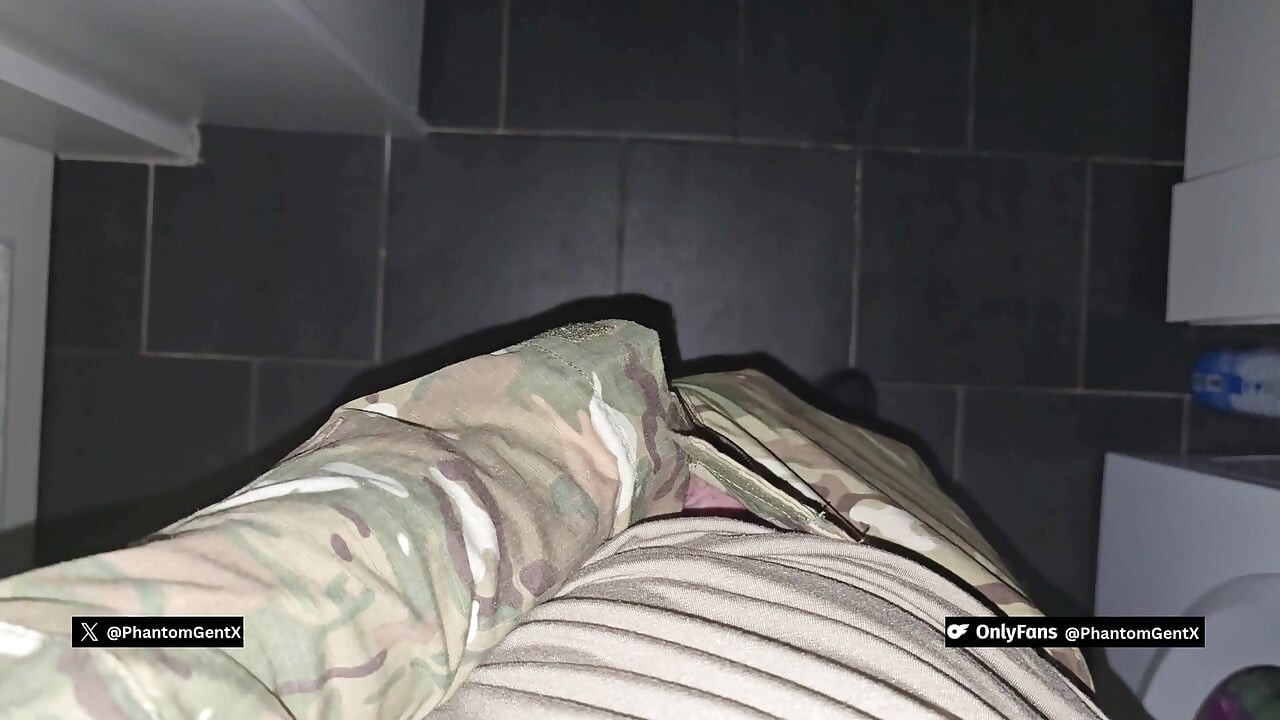 Phantomgentx - tentara sange dengan seragam lengkap diam-diam ngocok kontol dan crot di toilet