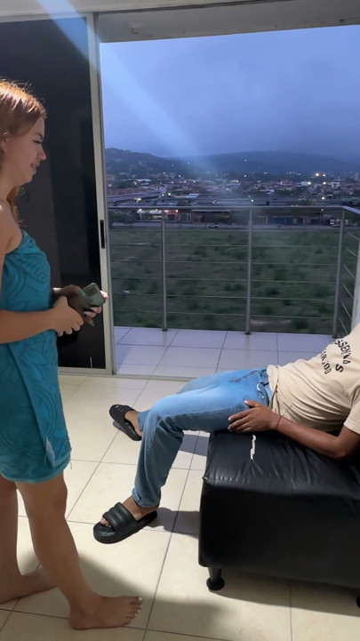 Latin üvey kız kardeşimi erkek arkadaşına zengin fotoğraflar gönderirken buluyorum, onu üvey babalarımızla suçlamamamın karşılığında ona bir 31 çekmeme izin veriyor | Klip 1