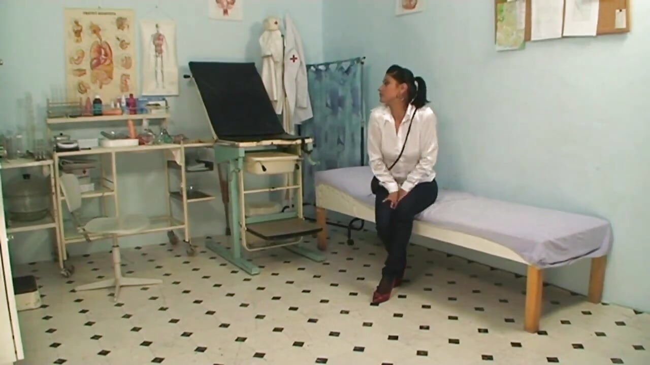 Vruća brineta s odličnom guzicom jedva jebana velikim kurcem